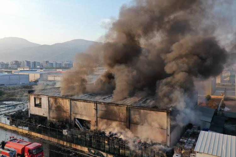 <p>Depolanan yanıcı kimyasalların da tutuşmasıyla yangın hızla büyüdü.</p>
