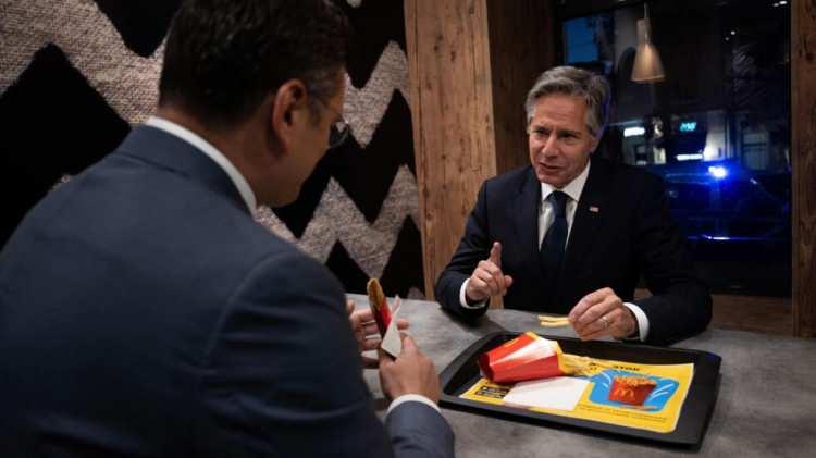 <p>ABD Dışişleri Bakanı Antony Blinken, Ukrayna ziyaretinde bu ülkeye 1 milyar dolarlık yeni yardım paketini açıkladı. Blinken ve Kuleba da toplantı öncesi Mcdonalds'ta yemek yedi.</p>
<p> </p>