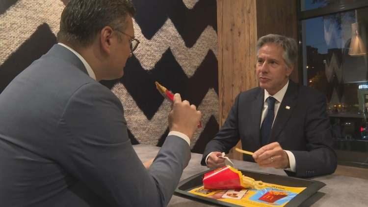 <p>ABD Dışişleri Bakanı Antony Blinken, Ukrayna ziyaretinde bu ülkeye 1 milyar dolarlık yeni yardım paketini açıkladı ve Ukrayna'nın Rusya'ya karşı saldırısında son haftalarda ilerleme olduğunu bildirdi.</p>