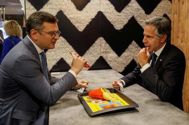 <p>Blinken "sürpriz bir şekilde" gittiği Ukrayna'da, Devlet Başkanı Volodimir Zelenskiy, Başbakan Denis Şmıgal ve Dışişleri Bakanı Dmitro Kuleba ile bir araya geldi.</p>