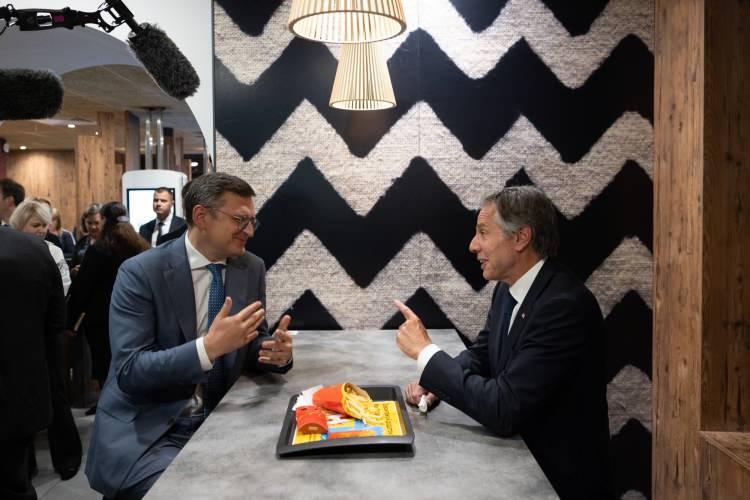 <p>Zelenskiy ve Şmıgal ile yaptığı görüşmeler öncesi basına açıklamalarda bulunan Blinken, ABD'nin Ukrayna'ya desteğini sürdüreceğini vurguladı.</p>
<p>Blinken, Ukraynalı mevkidaşı Kuleba ile yaptığı görüşme sonrası da ortak basın toplantısı düzenledi.</p>
<p>Öte yandan iki isim Blinken ve Kuleba basın toplantısı öncesinde Kiev'deki bir McDonald's'ta hızlı bir yemek yedi.</p>