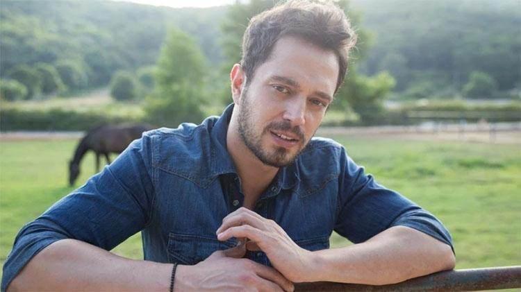 <p>YAPIMCILIĞA ADIM ATTI</p>
<p>Murat Boz, soy ismini verdiği 'Boz Production' adlı yapım firmasıyla genç yetenekleri çatısı altına almaya hazırlanıyor. Kuruluş aşamasında ilk olarak kendi çalışmalarına yoğunlaştığını söyleyen çiçeği burnunda yapımcı, ilerleyen süreçte yeni yetenekler keşfetmek istediğini söyledi.</p>