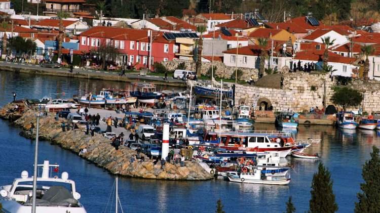 <p>İzmir’in tatil beldeleri için de uyarılarda bulunulurken Güzelbahçe dahil bazı plaj alanlarının daralabileceği, kıyıdaki iskele gibi yapıların özelliklerini kaybedebileceği, Sığacık Koyu’nda tekne bağlama yerlerinin ve marinaların risk altında olduğu bildirildi.</p>
<p>Rapora göre, Türkiye’nin önemli kuş üreme alanları arasında yer alan Gediz Deltası Kuş Cenneti ile Çamaltı Tuzlası, Küçük Menderes Deltası, Mavişehir, Çakalburnu Dalyan ve İnciraltı Kent Ormanı gibi doğal kıyılar da risk altında bulunuyor.</p>