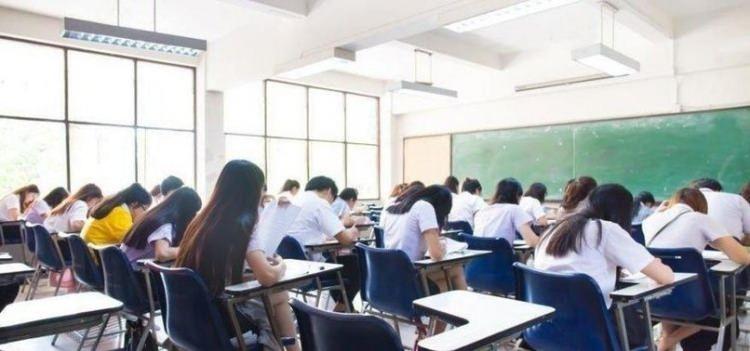 <p>Devamsızlık süresi özürsüz 10 günü, toplamda 30 günü aşmayan öğrenciler başarı puanlarına da bakılarak bir üst sınıfa geçebilecek.</p>