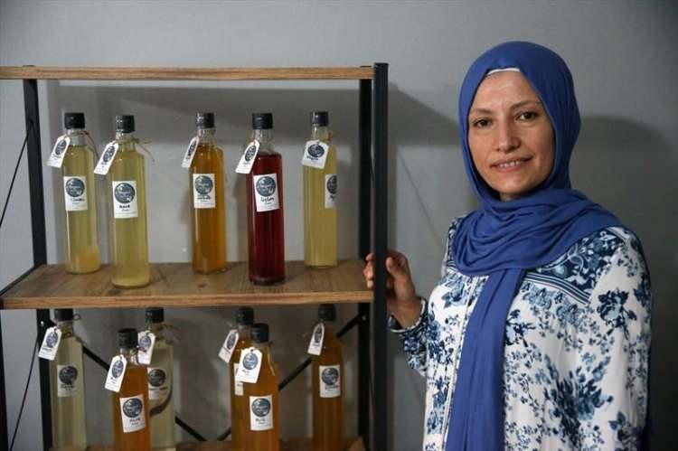 <p><strong>Düzce'de bahçesinden, köylerden topladığı meyve ve bitkilerle evinde 40 çeşit sirke üreten Emine Sezer, ailesine katkı sağladığı işini geliştirerek devlet desteğiyle atölye kurmayı hedefliyor.</strong></p>
<p> </p>