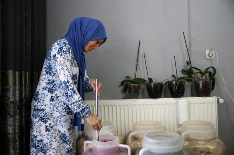 <p>Sezer, eşi ve çocuklarının yardımıyla bugünlere geldiğini, bundan sonraki hedefinin ise devletin kadın girişimcilere sağladığı desteklerden faydalanarak atölye kurmak olduğunu ifade etti.</p>
<p> </p>