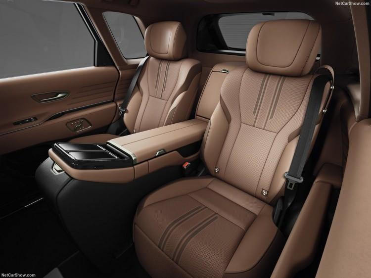 <p>TOYOTA'DAN ŞAŞKINA ÇEVİREN SUV!<br />
<br />
FİYATIYLA ŞOKE ETTİ<br />
<br />
Toyota, tamamen yeni Century serisi amiral gemisi SUV aracını tanıttı.</p>