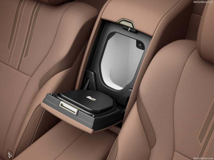 <p>Yeni Century'nin kalbinde, CVT şanzımanlı 3.5 litrelik V6 motor ve arka tarafa monte edilmiş bir elektrik motoruyla dört tekerlekten çekiş sunan bir şarj edilebilir hibrit güç aktarma organı bulunuyor.</p>