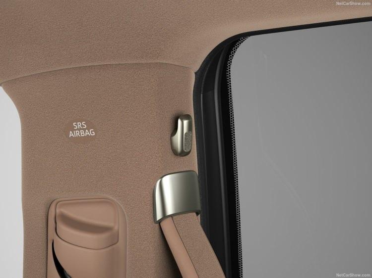 <p>Century SUV'un arka kısmında dik bagaj kapağı tasarımıyla uyum sağlayan eğimli bir arka cam yer alıyor.</p>
