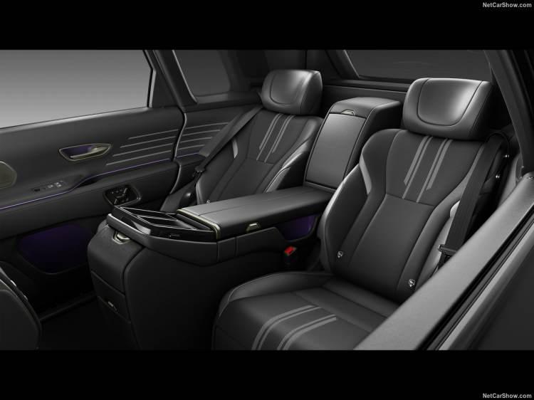 <p>Elektrikli olarak ayarlanabilen koltuklar, Toyota'ya göre dünyada bir ilk olan düz bir şekilde katlanabiliyor.</p>
