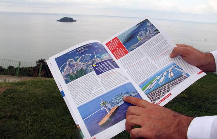 <p>70 metre yüksekliğinde toplam 3 adet direkle ve 700 metre salınım boyuyla deniz üzerinde eşsiz bir seyahat vaat eden bu proje, bölgeye turist akışı sağlayacaktır. Adadaki platform üzerine kurulabilecek döner bir restoran da panoramik bir manzara sunacaktır. Teleferik kabinleri de cam yapılarak seyahat esnasında deniz izlenebilecektir” diye konuştu.</p>

