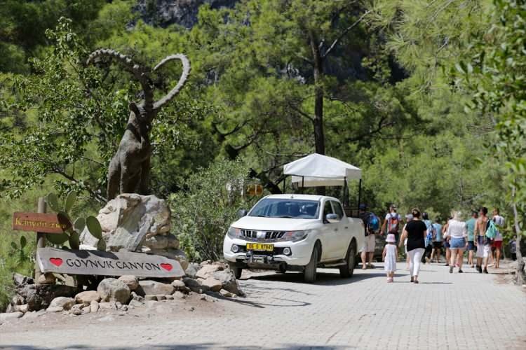 <p>Rus heykeltıraş, yerli ve yabancı turistlere heykeli nasıl yaptığını da anlatıyor.</p>
