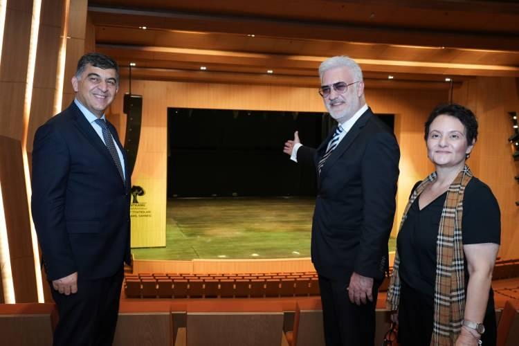 <p>Devlet Tiyatroları Genel Müdürü Tamer Karadağlı, Şehitkamil Belediye Başkanı Rıdvan Fadıloğlu nezaretinde D.T. Şehitkamil Sahnesi ve Şehitkamil Sanat Merkezi’ni gezdi.</p>

<p> </p>
