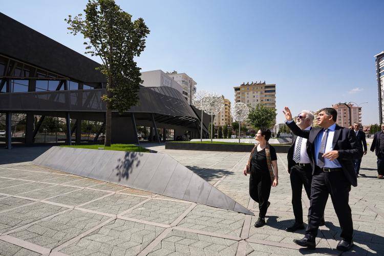 <p>Yapımı kısa sürede tamamlanan, bölgede eşi ve benzeri olmayan bir konsept ile hizmet verecek D.T. Şehitkamil Sahnesi’ni, Devlet Tiyatroları Genel Müdürü Tamer Karadağlı ile birlikte gezerek inceleyen Başkan Rıdvan Fadıloğlu, yapıyla ilgili bilgiler verdi ve yöneltilen soruları yanıtladı.</p>

<p> </p>
