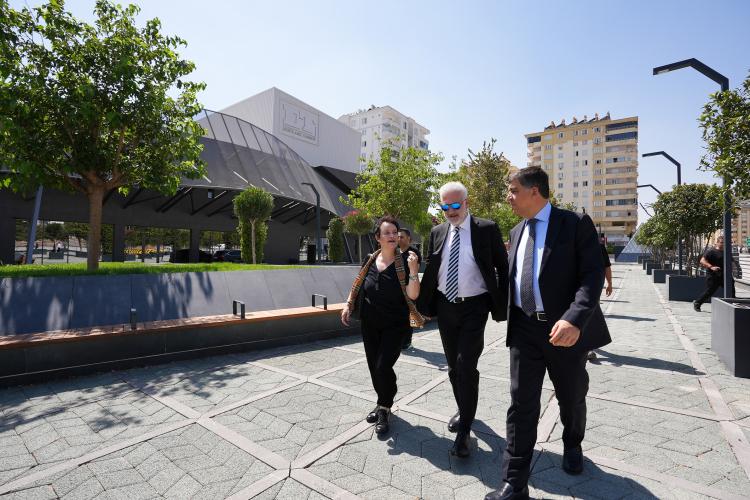 <p>Genel Müdür Tamer Karadağlı ile Başkan Rıdvan Fadıloğlu, daha sonra toplam 5 bin 550 metrekarelik alan üzerinde hizmet veren ve içerisinde; sanat galerisi, 366 kişilik konser salonu, temel resim, yağlı boya, ebru ve hat, keman, bağlama, gitar, tambur ve piyano atölyeleri, prova odası, sanat kütüphanesi, açık amfi alanı ve kafeterya bulunan Şehitkamil Sanat Merkezi’ni gezdi.</p>
