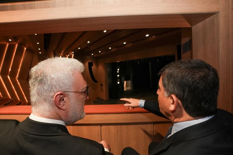 <p>D.T. Şehitkamil Sahnesi’nin 10 bin 270 metrekare kapalı alana sahip olduğunu belirten Başkan Fadıloğlu, yapının; 600 kişilik ana salon, 500 metrekare sahne, orkestra çukuru, hareketli sahne, açık amfi, giriş-fuaye ve sergi salonu, kütüphane, dans ve bale salonu, prova salonları, eğitim odaları, sanatçı hazırlık odaları, kafeterya ve idari bölümden oluştuğunu kaydetti.</p>

