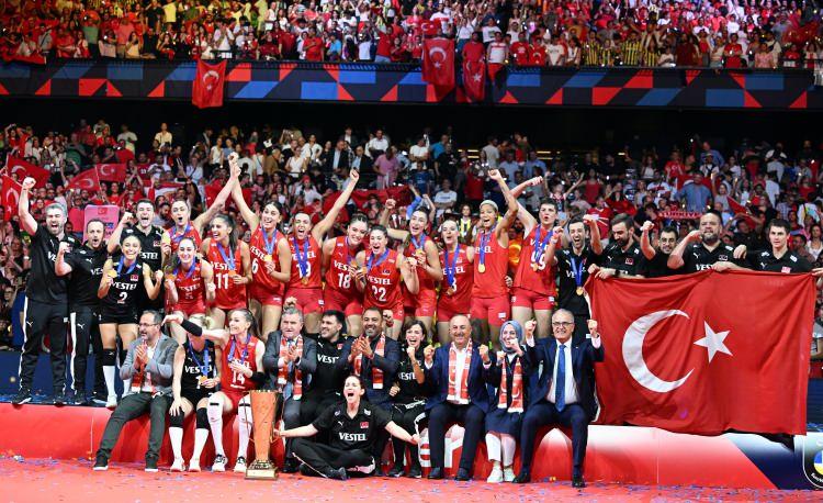 <p>Dünya 1 numarası A Milli Kadın Voleybol Takımı Avrupa şampiyonu. Namağlup finale gelen Filenin Sultanları, 2023 CEV Avrupa Şampiyonası finalinde Sırbistan`ı 3-2 mağlup ederek tarihinde ilk kez şampiyon oldu.</p>

<p> </p>
