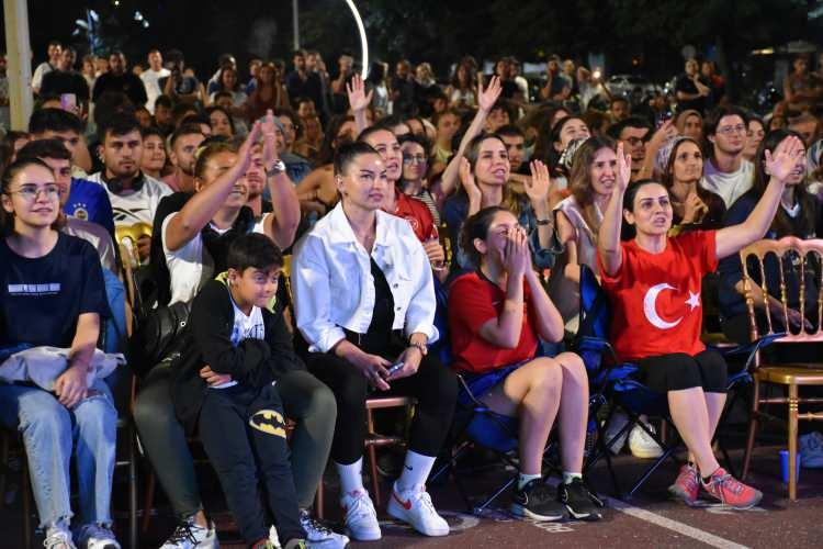 <p><strong>ORDU</strong></p>
<p>Ordu'da vatandaşlar, Türkiye ile Sırbistan arasında oynanan 2023 CEV Kadınlar Avrupa Voleybol Şampiyonası final maçını, sahilde kurulan dev ekranda seyretti.</p>