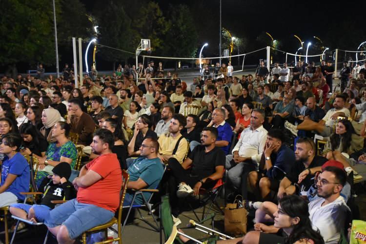 <p>Ordu Büyükşehir Belediyesi, karşılaşmayı açık havada seyretmek isteyenler için Altınordu sahilinde dev ekran kurdu.</p>
<p>Bazı vatandaşların Türkiye forması giydiği alanda toplananlar, "Filenin Sultanları"nın kazandığı her sayıda alkış ve tezahüratlarla destekte bulundu.</p>