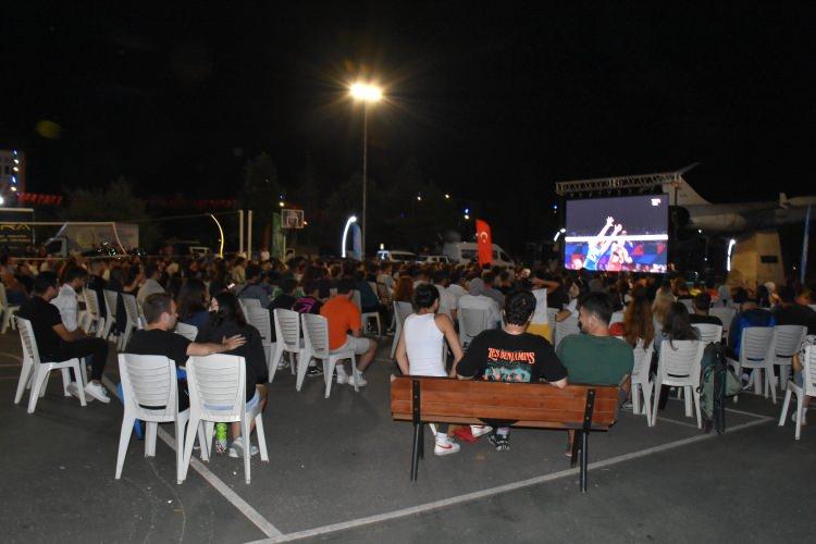 <p>Ordulular, A Milli Kadın Voleybol Takımı'nın, Sırbistan'ı 3-2 mağlup ederek şampiyon olmasını büyük sevinçle kutladı.</p>
<p>Bazı vatandaşlar da konvoyla şehir turuyla kutlama yaptı.</p>