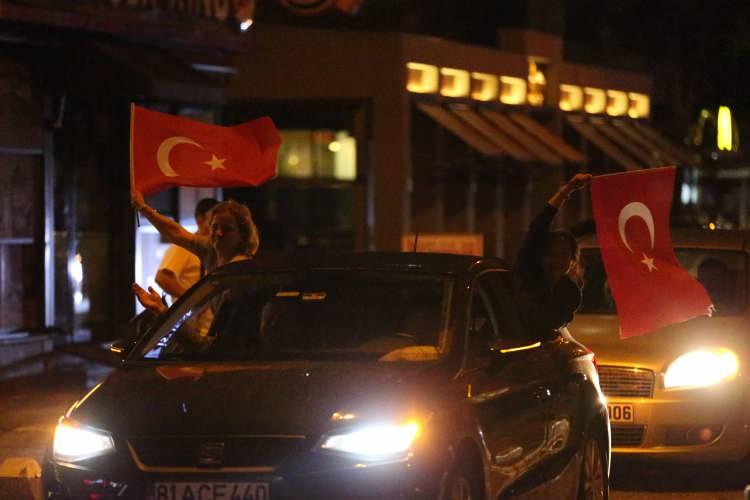 <p>Final maçını kent merkezindeki Millet Bahçesi ile Kalıcı Konutlar bölgesindeki Yeşil Vadi'de kurulan dev ekranlarda seyreden vatandaşlar, "Filenin Sultanları"nın kazandığı her sayıda alkış ve tezahüratlarla destekte bulundu.</p>