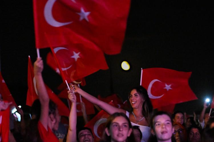 <p><strong>ANTALYA</strong></p>
<p>Antalya'da vatandaşlar, A Milli Kadın Voleybol Takımı'nın Avrupa şampiyonu olmasını kutladı.</p>