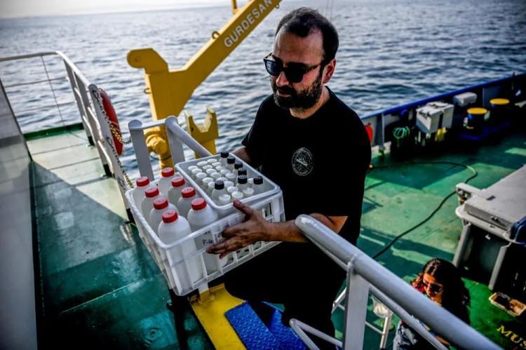 <p><em><strong>Oksijenin deniz canlıları için yaşam kaynağı olduğuna işaret eden Dursun, şunları kaydetti: </strong></em></p>

<p>"Denizlerdeki oksijenin temel üreticileri fitoplankton dediğimiz mikroskobik canlılar. Seferimizde bunların üzerine araştırmalar yapıyor, oldukları maksimum derinliklerde örneklemeler yapıp bunların hangi türler olduğunu belirlemeye çalışıyoruz. Oksijen düşüklüğü fitoplanktonla beslenen canlılar, diğer balıklar ve memelilere kadar bir zincir oluşturduğu için tüm ekolojik seviyede olumsuz sonuçları olacaktır."</p>

