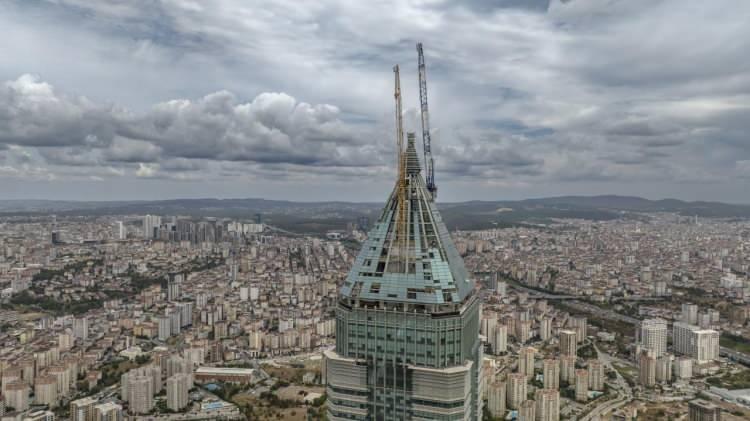 <p>Alanında uzman, 40 kişilik mühendis ve dağcılardan oluşan ekipçe yürütülen çalışmalarda, çatının cam montajları yapıldı.</p>
