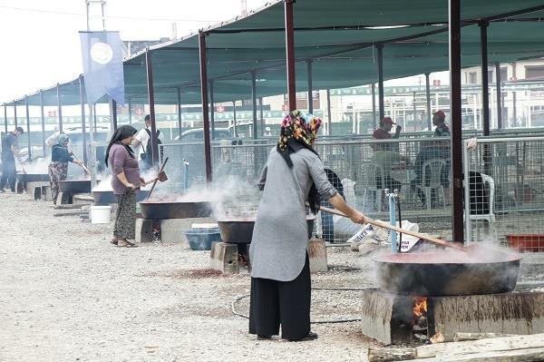 <p>10 Eylül'e kadar süremiz var, belki bu süre biraz uzatılabilir. Eşim acılı sosları da burada hazırlıyor. Biz çocukluğumuzdan bu yana annemin yaptığı ev yapımı salçayı yedik. Annem vefat edince eşim de doğal salça yapmaya başladı. Bu salçanın daha lezzetli olduğunu düşünüyorum. Tuzunu, yağını, kaynatma süresini kendimiz ayarlıyoruz." Hatice Demirezen de yaklaşık 50 yıldır ev yapımı salça yediğini söyledi.</p>
<p> </p>