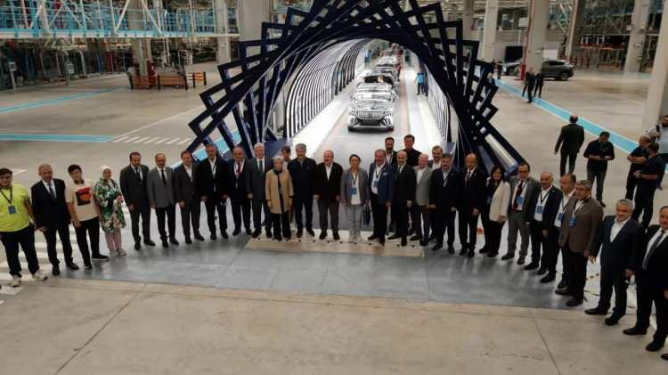 <p>CHP’li vekiller üretim bandından test aşamasına kadar her noktada inceleme yaparken, 156 bin adetlik makam aracı filosu talebinde bulundular.</p>