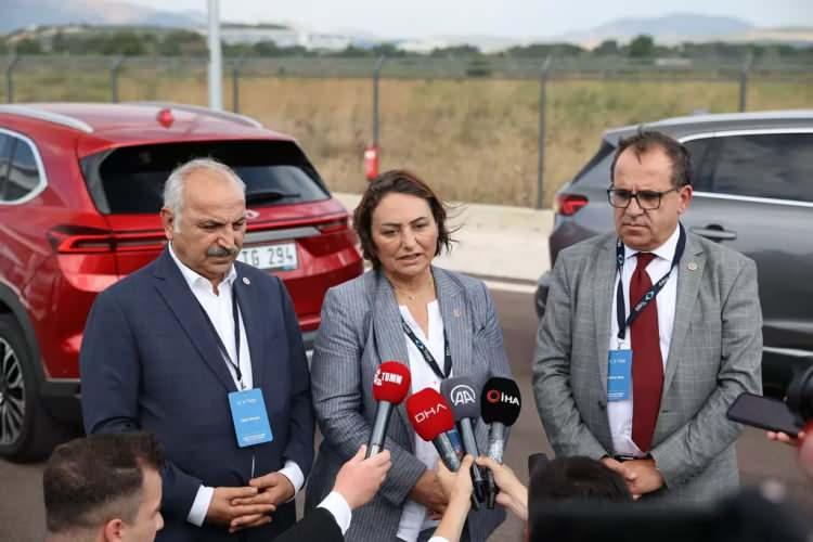 <p>Komisyon üyeleri son olarak fabrikanın içindeki pistte yerli otomobil Togg'u deneyimleme imkanı buldu.</p>