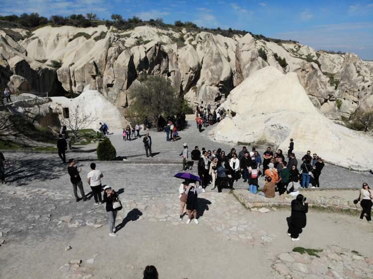 <p>Kapadokya bölgesinde bulunan müze ve ören yerlerini Ağustos ayında <strong>697 bin 778</strong> yerli ve yabancı turist ziyaret etti.</p>
