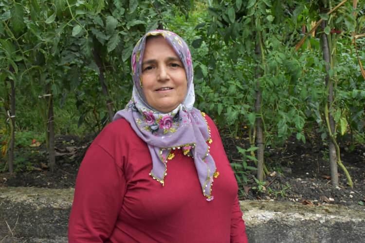 <p>Ünzile Bahadır ise kahverengi kokarcanın fındığın yanı sıra tarlasındaki fasulye, biber, patlıcan ile meyvelere zarar verdiğini, eve de çok geldiğini belirterek, böceği kendi imkanlarıyla yok etmeye çalıştıklarını kaydetti.</p>