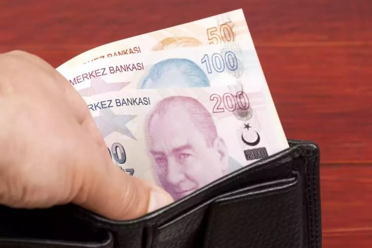<p><strong>MEMUR ZAMMI, EMEKLİ ZAMMI İÇİN REFERANS OLACAK</strong></p>
<p>Hesaplamalara dikkatle bakıldığında memur zammı, 6 aylık enflasyon rakamının 10-11 puan daha üzerinde olacak. Yine bu rakamlara göre hesap yaptığımızda ek zam SSK, Bağ-Kur emekli zammı 6 aylık enflasyon oranı yani yüzde 33,13 kadar olacak.</p>
<p> </p>
