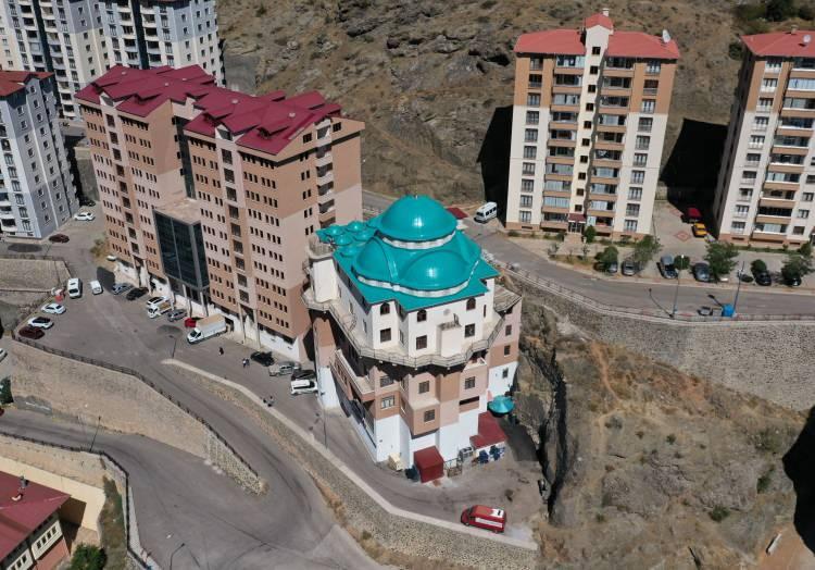 <div>Müezzin Zülküf Köprülü ise caminin bina üzerine yapılmasının yer sıkıntısından kaynaklandığına işaret ederek, şunları söyledi:</div>
<div> </div>