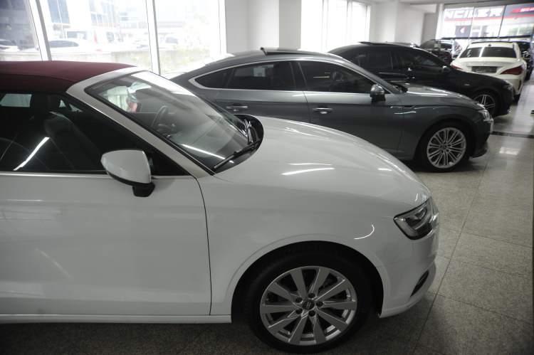 <p>Bolat'ın masasında başta otomotiv piyasasındaki fiyat artışları, marketlerdeki stokçuluk ve tüketicilerin korunmasına yönelik denetimler olmak üzere birçok konu yer aldı.</p>