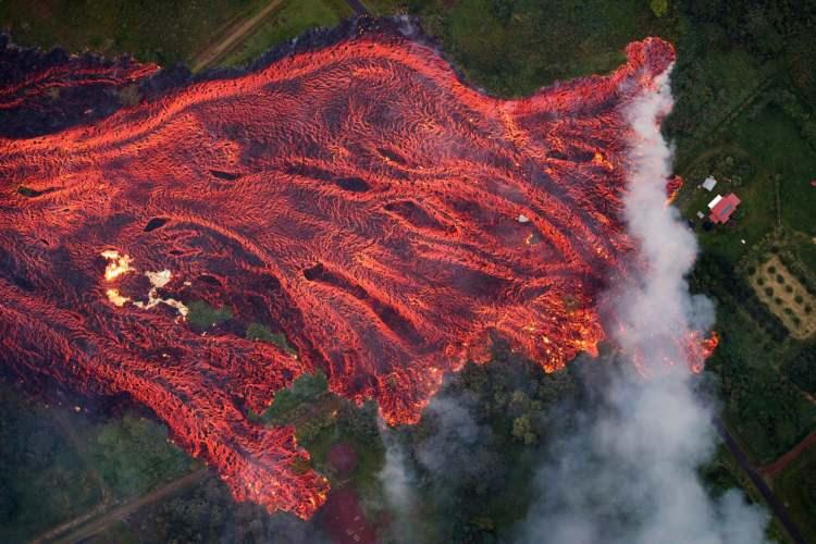 <p>Gözlemevi, <strong>"patlamayla açığa çıkan gazların volkanik dumana neden olacağı"</strong> konusunda uyarı yaparken, parkın yakınında yaşayanları patlamayla havaya yayılan volkanik partiküllerden korunmaya çağırdı.</p>
