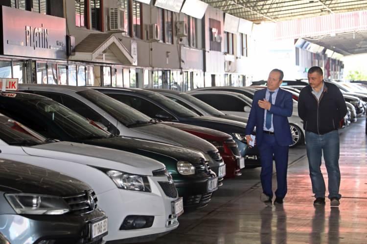 <p>Böylelikle internette satılan ikinci el araç fiyatları, sıfır araç fiyatını geçemeyecek şekilde düzenlendi.</p>
