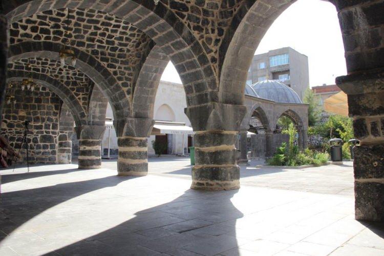 <p> İslamiyet'i kabul eden Cizre'de, sahabelerin eliyle kiliseden camiye çevrilen Ulu Camii, bölgenin ilk camisi olma özeliğini taşıyor.</p>
