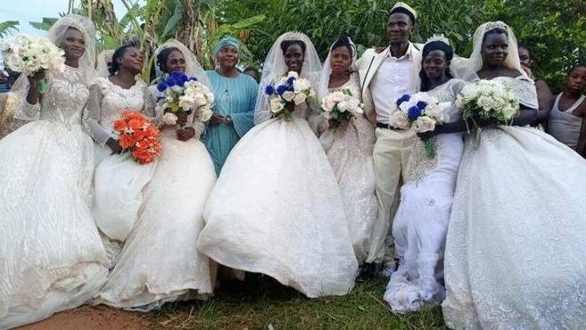 <p>Uganda'da 7 kadınla evlenen adam herkesi şaşkına çevirdi. İkizi kız kardeş olmak üzere aynı gün 7 kadınla evlenen Ssaalongo Nsikonenne Habib Ssezzigu isimli hekim, yaşadığı Bugereka kasabasında yerel halkı da şoke etti. Ayrıca Ssezzigu, eşlerine düğün hediyesi olarak ise araba verdi.</p>
