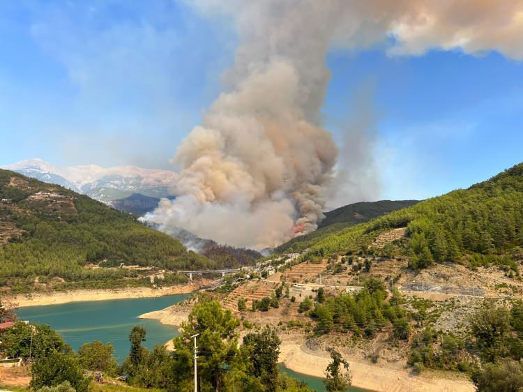 <p>Antalya’nın Alanya ilçesinde başlayan orman yangınına müdahale sürüyor. Helikopterler yakın noktadaki çaydan aldıkları suyu alevlerin üzerine bırakıyor.</p>
