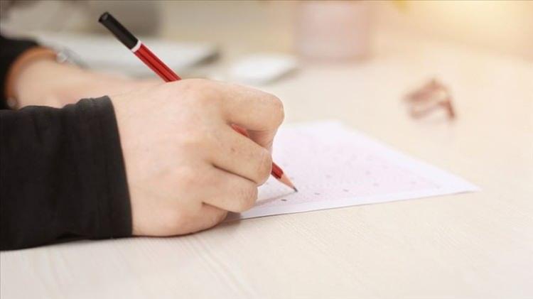 <p>Bu ortak sınavların ölçme değerlendirme merkezleri tarafından yürütüleceğini, uygulamanın okulda öğretmenler tarafından yapılacağını söyleyen Bülbül, "Ortak sınavlar ölçme değerlendirme ilkelerine göre ve kazanımları ölçen sorulardan oluşacak, öğretmenlerimiz bizim hazırladığımız sorular ile okullarda kendi sınavlarını yapmış olacaklar. İleriki dönemde okul geneli yapılacak ortak yazılı sınavlar için de soruları biz vereceğiz. Bunun için öğretmenlerimizin katılımıyla soru bankası oluşturma çalışmasını yapıyoruz. Öğretmenlerimiz bu sisteme girerek kendi yapacakları sınavların sorularını buradan alacaklar." dedi.</p>
<p>Genel Müdür Bülbül, ortak sınavın yapılış şekline bakılmaksızın sınavlar sonrasında şube ve sınıf bazlı analizler yapılmasını isteyeceklerini kaydetti.</p>
