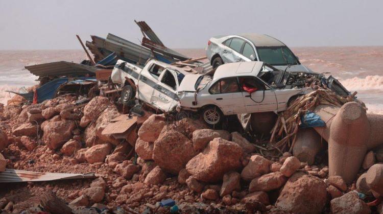 <p>Libya’nın doğusunda meydana gelen ve binlerce kişinin ölümüne yol açan sel felaketinde başlatılan arama çalışmaları günlerdir sürüyor.</p>
