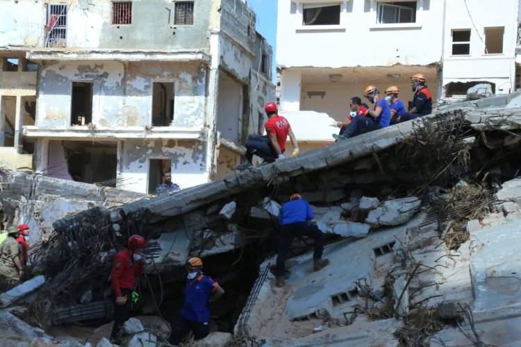 <p><strong>"Bu gece, İzmir Alsancak Limanı'ndan kalkacak gemi ile 148 personel daha gönderiyoruz. Tam teşekküllü 2 sahra hastanesi ve 6 acil müdahale ünitesi, 10 ambulans, UMKE ATAK donanımlı 7 araç, 6 acil müdahale aracı aynı gemiyle yolda."</strong></p>
