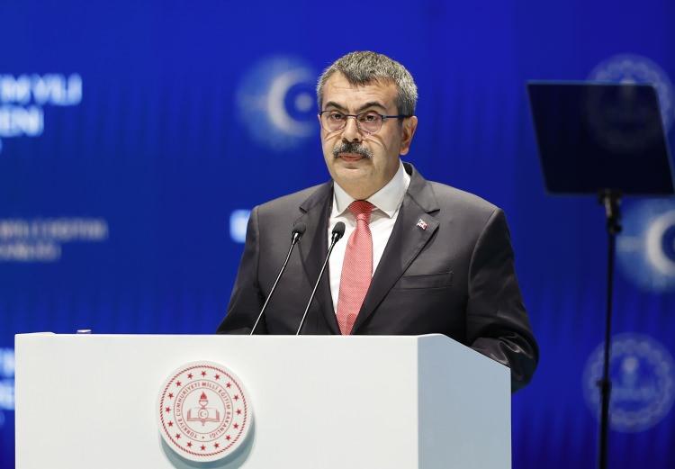 <p>Milli Eğitim Bakanı Yusuf Tekin'in talimatıyla ilk kez ölçme ve değerlendirmeye ilişkin çatı bir yönetmelik hazırlandığına işaret eden Bülbül, "Yönetmelikle eğitimde yıllardır konuşulan konular yazıldı, yeni bir sınav getirilmedi. Okul öncesinden 12. sınıfa kadar sınıf içerisinde nasıl bir ölçme olmalı, bunu yeni mevzuatımızda tanımladık. Yönetmeliğin tamamına baktığınızda öğrenciye yeni yapılacak bir sınav yok. Yönetmelik 'sınıf içi ölçme, okul sınavları', 'izleme araştırmaları', 'merkezi sınavlar' ve 'ölçme değerlendirme merkezleri' olmak üzere dört temel esas üzerine oturtuldu." dedi.</p>