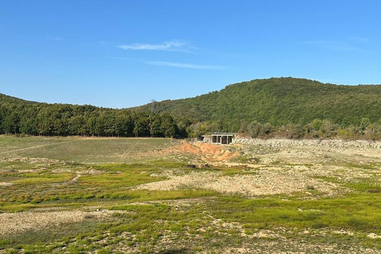 <p>Trakya'dan İstanbul'un su ihtiyacı karşılayan Kırklareli'nin Vize ilçesi sınırlarındaki Kazandere, Pabuçdere ve Istancalar barajlarının doluluk oranının ciddi bir şekilde düştü, bazı bölümler kurudu.</p>