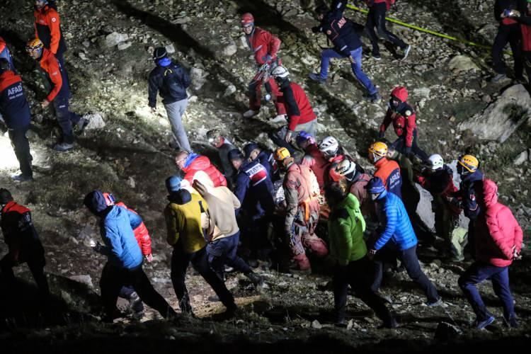 <p>"Türk hükümetinin yardımı karşısında çok etkilendim. Onlar hemen bana yardım etti. Ben de mağaraya inip Mark'a yardım ettim. İlk aşamada, yaşamaya devam edebilmesi için gerçek kurtarma operasyonu başlayıncaya kadar gerekli sıvıları verdim. Operasyon başladıktan sonra çok rahattım. Herkes inanılmaz iyi eğitimliydi ve işini çok iyi yapıyordu. </p>