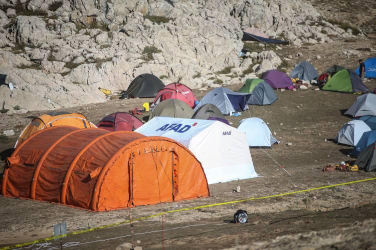 <p>Aralarında yabancı mağara bilimcilerin de olduğu 15 kişilik dağcılık grubu, keşif için 3 Eylül'de Morca Mağarası'na inmiş, ekip üyelerinden Dickey'in mide kanaması geçirdiği ihbarı üzerine bölgede çalışma başlatılmıştı.</p>
