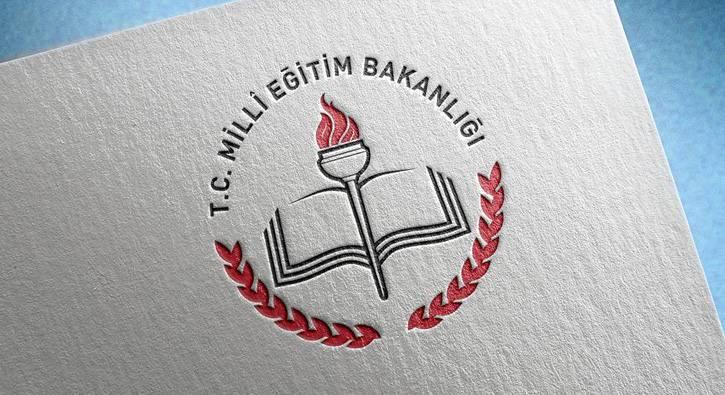 <p><strong>- ORTAK SINAVLARA KATILAMAYAN ÖĞRENCİLER İÇİN MAZERET SINAVLARI YAPILACAK</strong></p>
<p>Kemal Bülbül, Bakanlık tarafından belli kademelerde ve belli derslerde ortak yazılı sınavların bir kısmının ülke genelinde Bakanlıkça belirlenen gün ve saatlerde yapılacağı uygulamanın detaylarını şöyle anlattı:</p>
<p>"Bakanlık olarak ülke genelindeki ilk ortak sınavı bu yıl yapmak istiyoruz. Bu yıl ortaokul ve liselerde bir kademedeki belli derslerin yazılı sınavlarını, Bakanlık olarak ülke genelinde uygulamayı planlıyoruz. Bunların ülke genelinde hangi gün ve saatte yapılacağını öğrencilerimize ve öğretmenlerimize duyuracağız. Ülke veya il veya ilçe genelinde yapılacak ortak yazılı sınavlarda da bu yıl olmasa bile sonraki dönemlerde açık uçlu soru kullanılmasını hedefliyoruz. Burada yeni bir sınav uygulaması getirmiyoruz. Öğrencilerin her dönem aldıkları derslerinden birini Bakanlık olarak yapacağız. Bakanlık olarak hazırlanan sorular, okullara teslim edilecek ve okul tarafından yapılacak. Sınav evraklarının değerlendirilmesi il ölçme değerlendirme merkezleri tarafından yapılacak."</p>