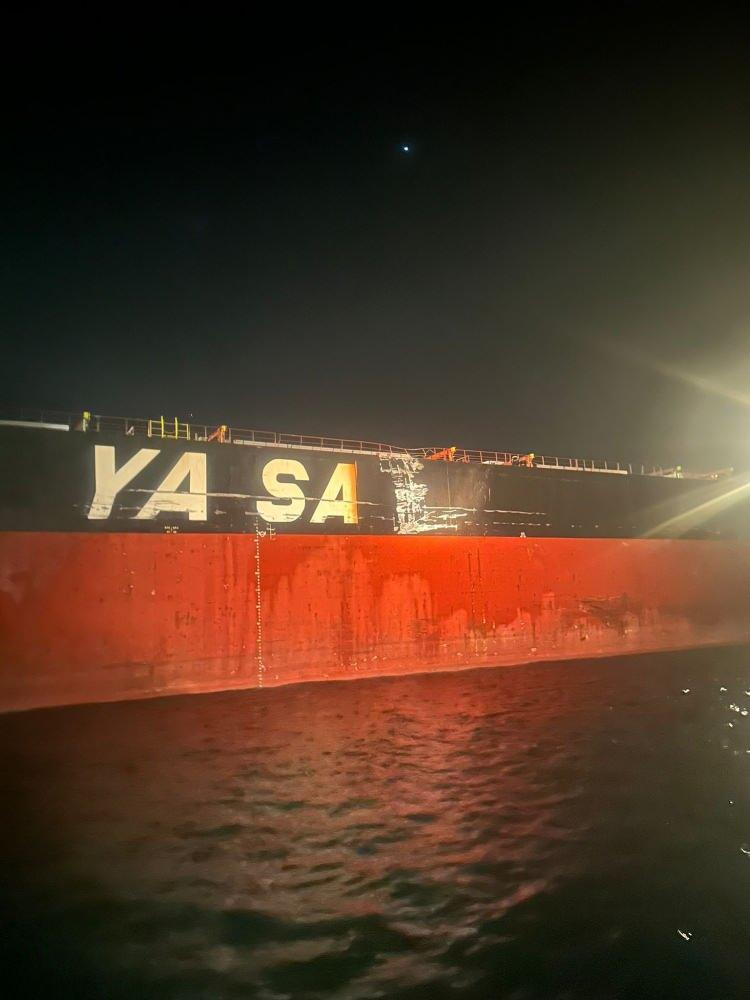 <p>Kıyı Emniyeti Genel Müdürlüğünden yapılan açıklamada, Ahırkapı Demir Bölgesi’nde "New Legend" isimli 228 metre boyundaki kuru yük gemisi ve "Elbsun" isimli 141 metre boyundaki konteyner gemisinin çarpıştığı belirtildi.</p>

<p> </p>

<p> </p>
